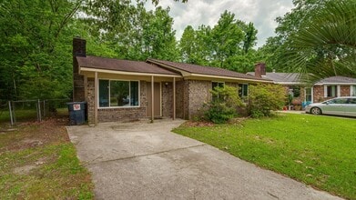 Building Photo - 3 Bedroom 1.5 Bath Home in Holly Court - Goose Creek