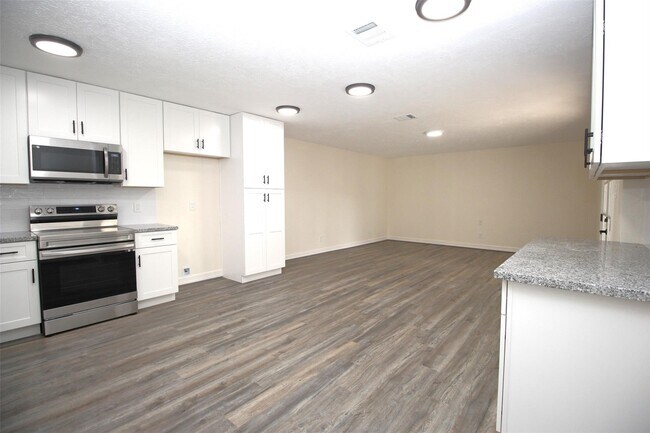 Building Photo - 805 Willow Creek Dr