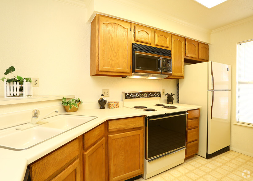 Townhome Kitchen - Parkridge Place Apartments