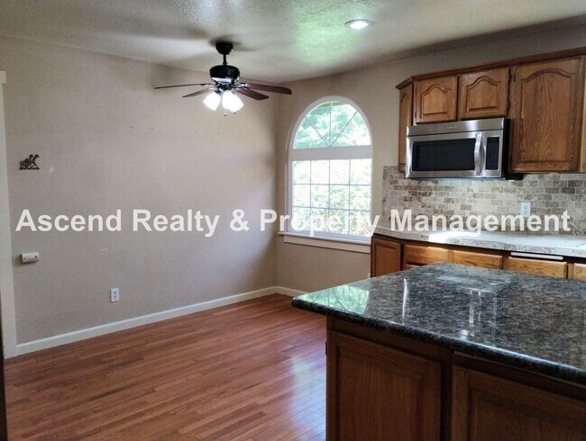 Building Photo - Spacious One Level Open Floor Plan with La...