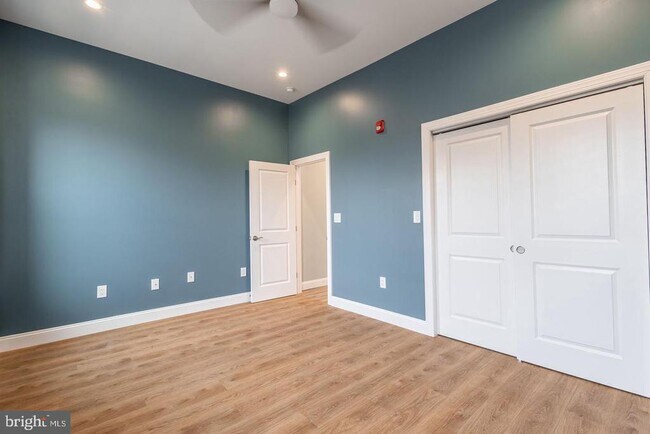 Building Photo - 3030 W Girard Ave