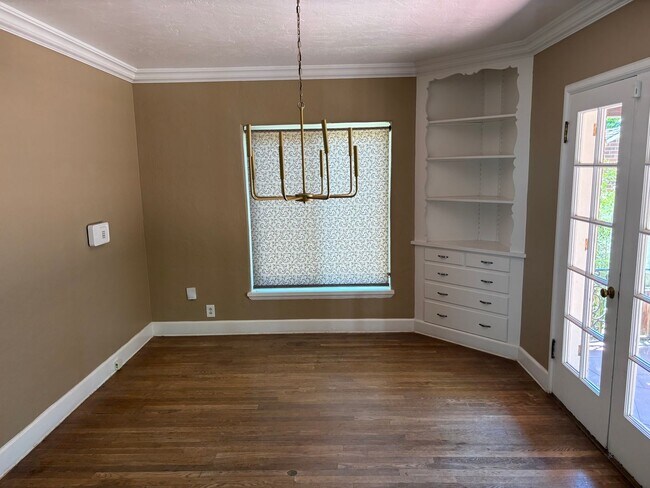Building Photo - 2 bedroom, 1 bath cottage in the heart of ...