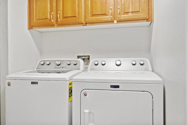 Building Photo - Gorgeous 2 Bed 2 Bath Dublin Townhome with Amenities! Centrally Located!