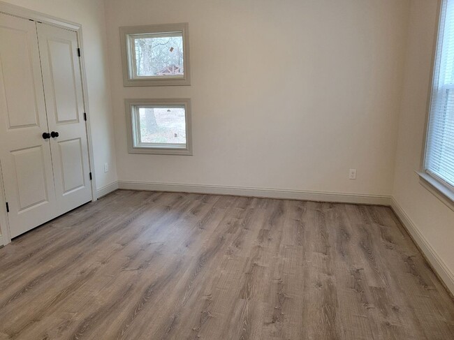 Building Photo - 8601 Oakridge Dr