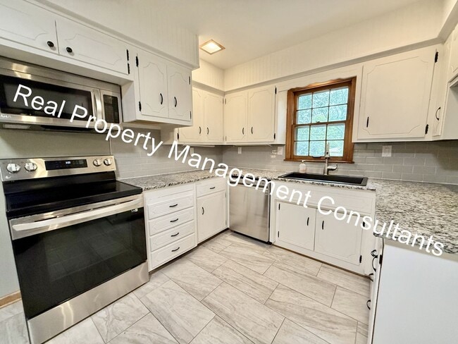 Building Photo - 4 bed | 2.5 bath Home In Shawnee Mission S...