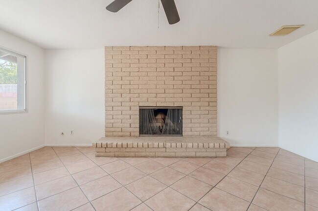 Building Photo - 2543 E Huntington Dr