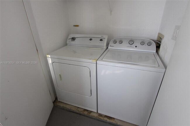 Building Photo - 2831 N Oakland Forest Dr