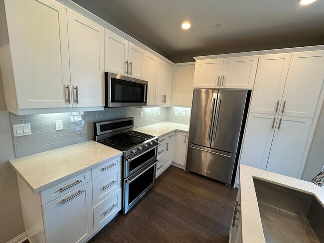 Building Photo - Charming 3-bedroom 2.5 bath nestled inside...