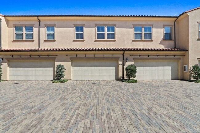 Building Photo - 604 El Paseo