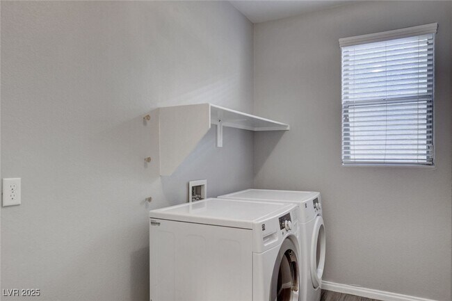 Building Photo - 5643 Almocita Ct