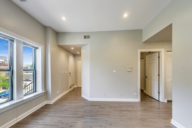 Building Photo - 2709 W Chicago Ave