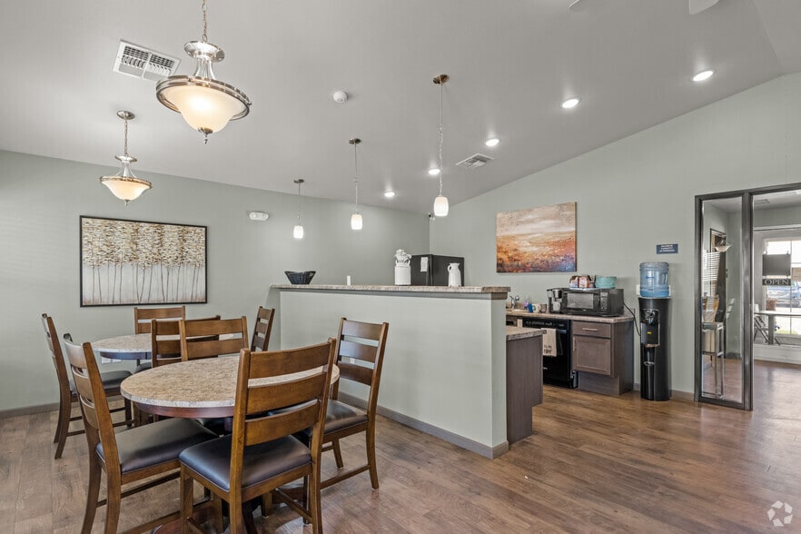 Clubroom - Avenue Commons