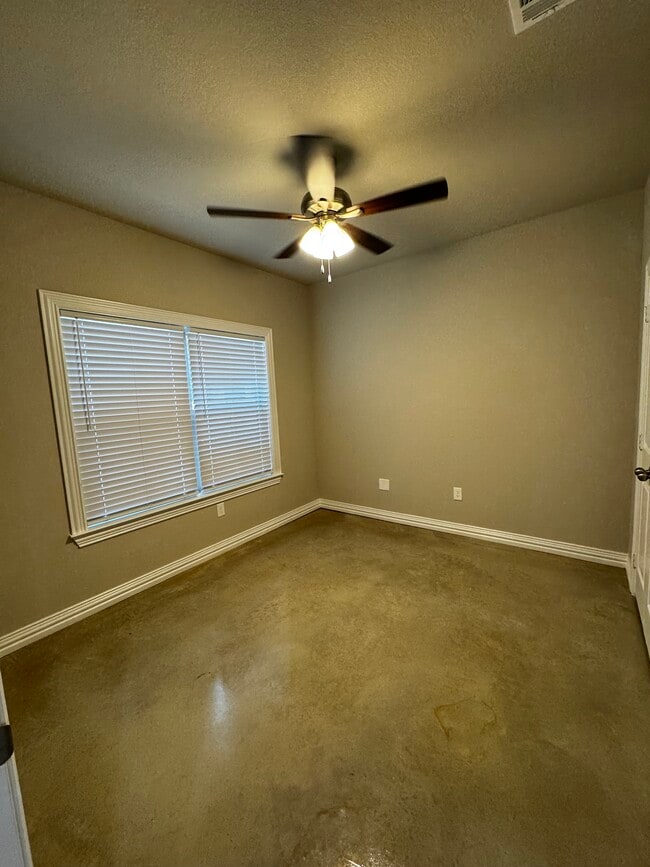 Building Photo - 2423 Briar Hollow Dr