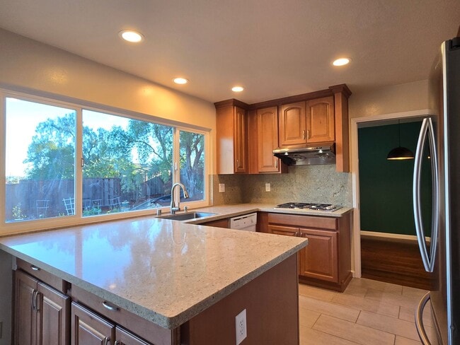 Building Photo - Spacious Tri-Level Home, 11.5kW Solar, 30kW Backup Batteries, Car Charger, A/C, Remodeled Inside ...