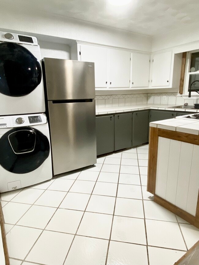 Building Photo - 405 Mary Dr