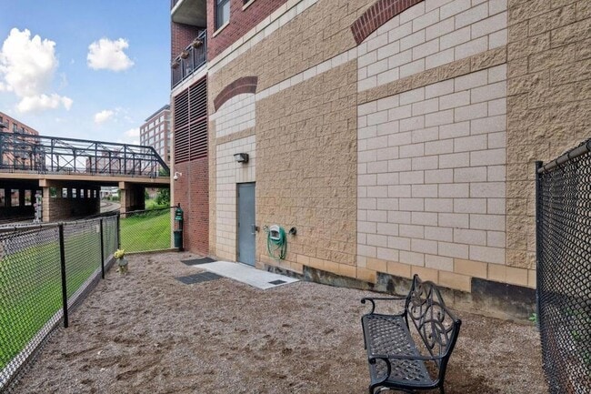 Building Photo - 401 N 2nd St