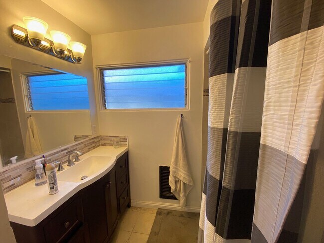 Building Photo - 6BD/3BA, Renovated Backyard!