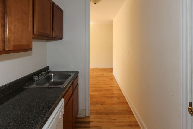 Building Photo - 633 W Cornelia Ave