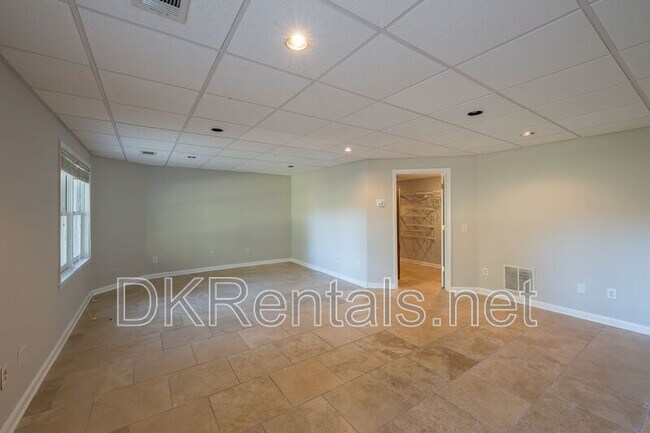 Building Photo - 841 Lakeglen Dr