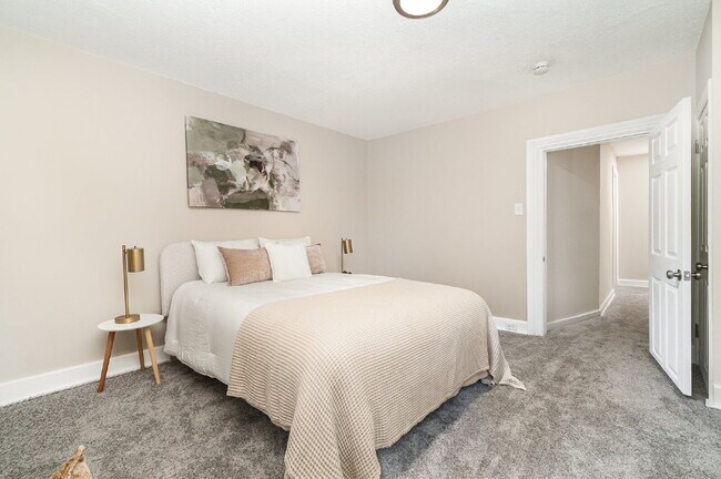 Building Photo - "Charming 3-Bed Townhouse Retreat in the H...