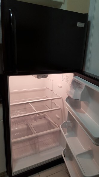 Building Photo - 2025 Woodmont Blvd