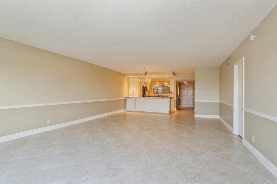Building Photo - 5100 Bayview Dr