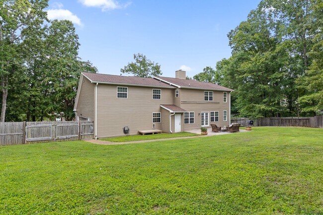 Building Photo - 4 bedroom 2.5 bath house with lawncare, internet and security system included