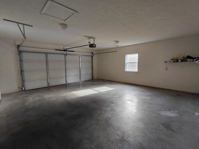 Building Photo - Home close to Post