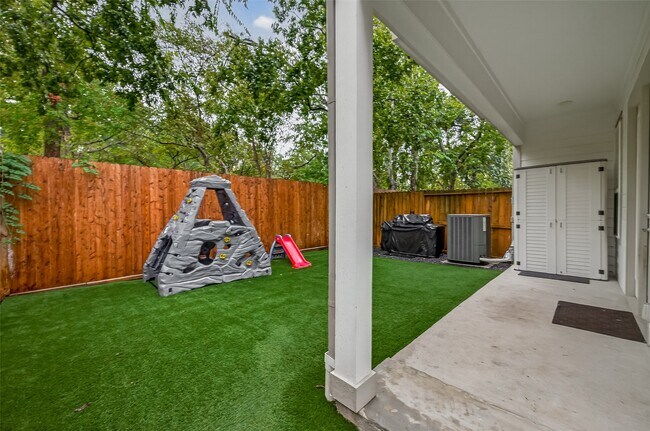 Building Photo - 1027 Gross St