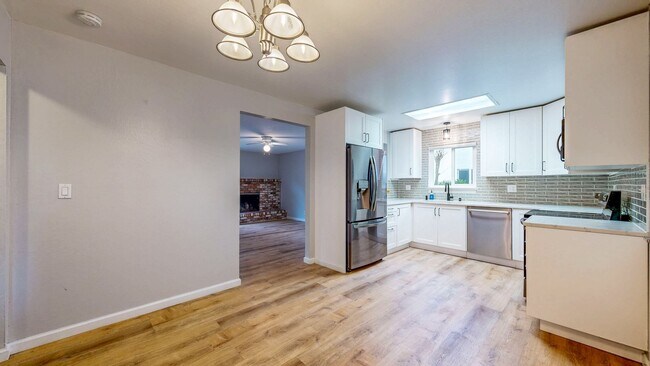 Building Photo - 3 Bedroom 2 Full Bath with Private Yard and 1 Car Garage !