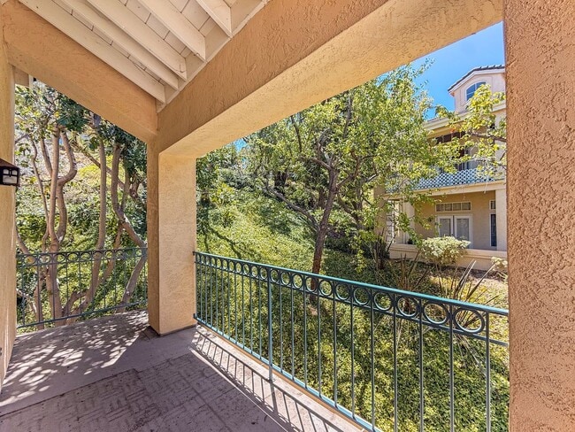 Building Photo - SD: 2BD/2BA Townhome with Private Balcony, 2-Car Garage, and Loft!