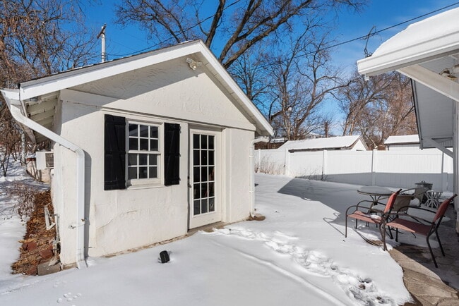 Building Photo - "Charming Brentwood house 2 bedrooms 1 Bathoom, Prime Location!"