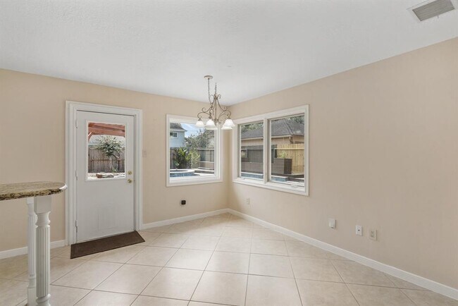 Building Photo - 907 Dominion Dr