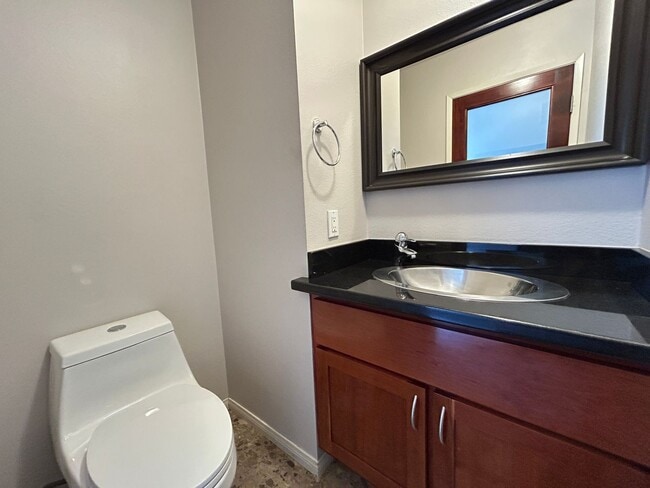 Building Photo - Beautifully Upgraded 2 Bed 2.5 Bath Townhome