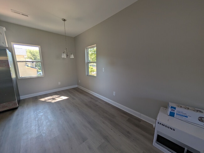 Building Photo - Room in House on Hart St