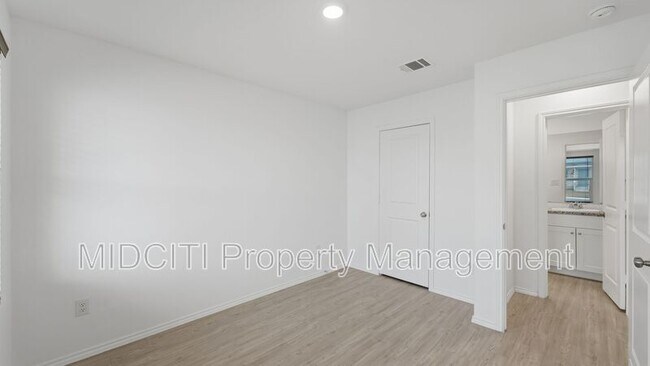 Building Photo - 2713 Green Finch