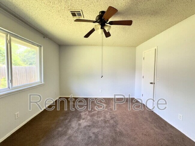 Building Photo - 212 E Austin St