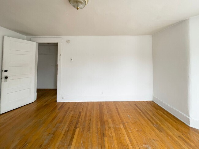 Building Photo - Space, Comfort & Location—Minutes from Ball State