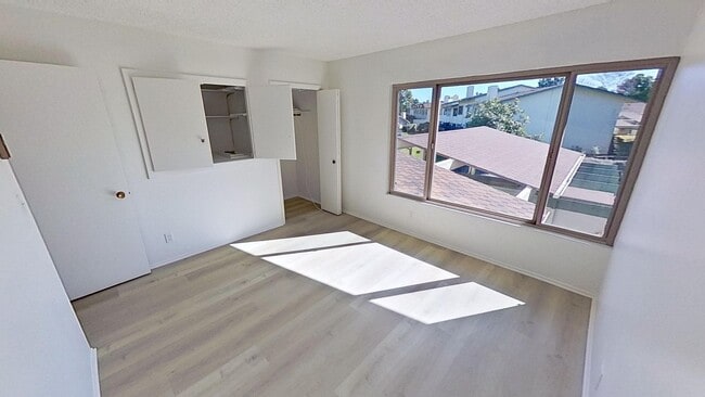 Building Photo - Bright and Spacious 2-Bedroom Condo in Gol...
