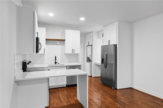 Building Photo - 405 4th St NE