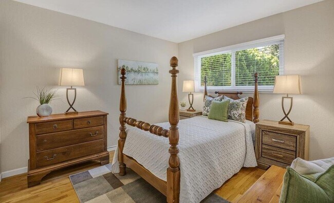 Building Photo - Charming Silvergate Home with Stunning Bac...