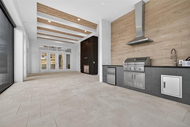 Building Photo - 16130 Pendio Dr