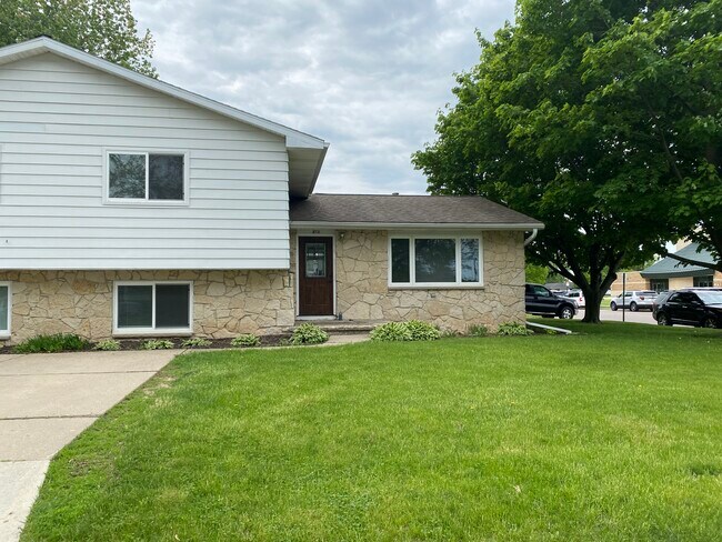 Primary Photo - 875 Lincoln Ave