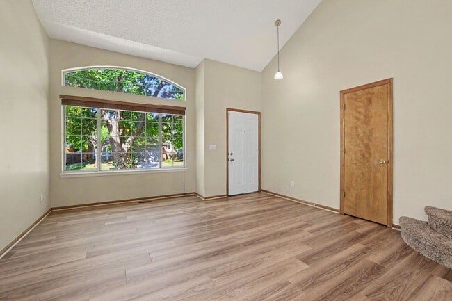 Building Photo - Spacious 5 Bedroom Home with Fenced Yard & 2 Car Garage