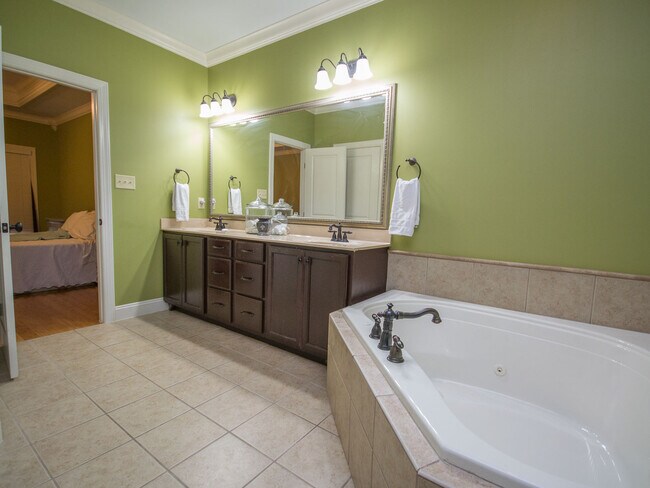 Building Photo - Luxury Living in Canebrake – Spacious, Stylish & Perfectly Located!