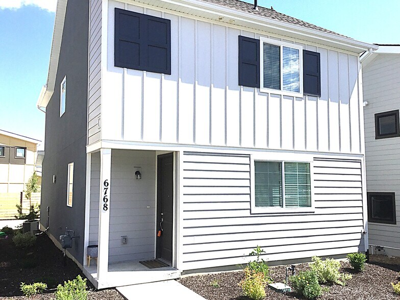 Primary Photo - 6768 N Silver Gate Dr