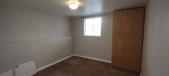 Building Photo - Great location Quaint Orem Home w 2 car ga...
