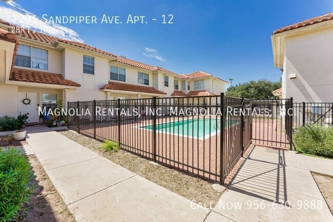 Building Photo - 2 bed 2.5 bath Townhouse in Mcallen