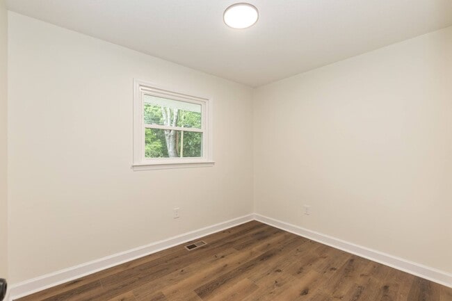 Building Photo - Three Bedroom Home!