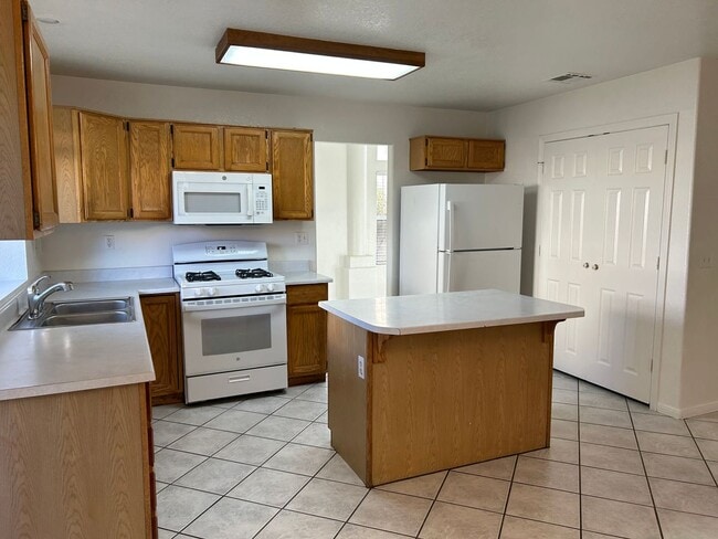 Building Photo - 4 Bedroom Pool Home